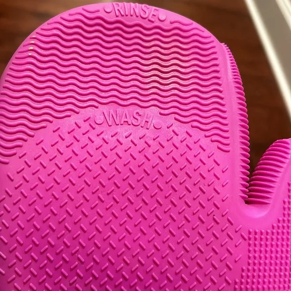 Sigma Makeup Brush Cleaner Glove - Picture 4 of 12